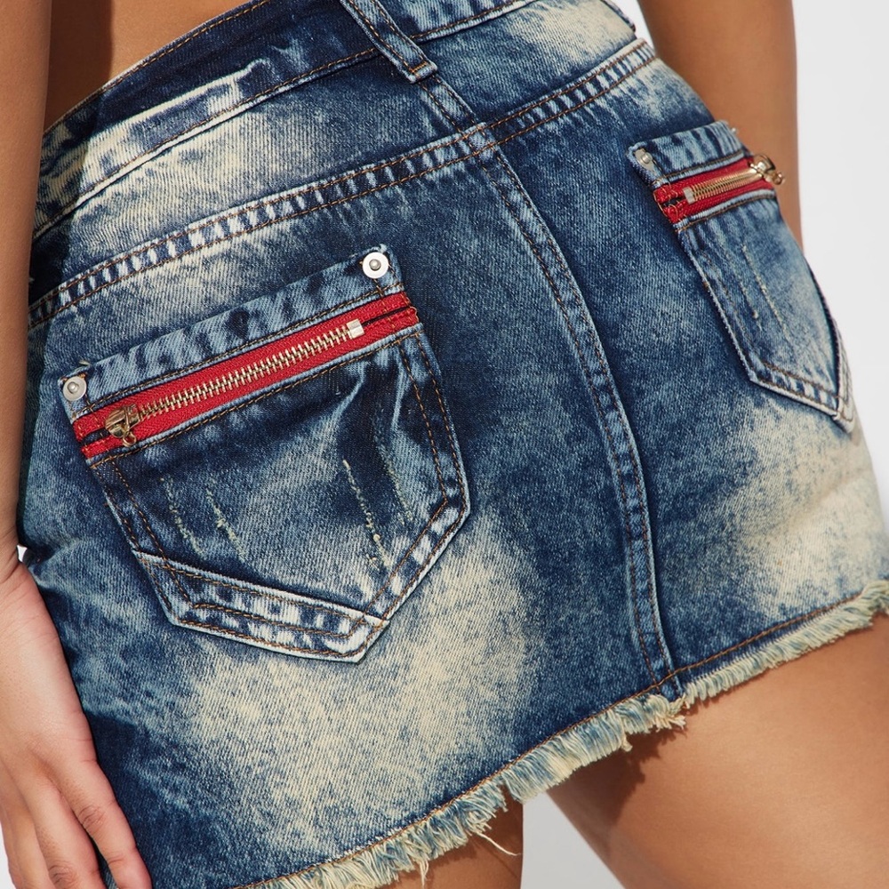 Fashion Nova Women's Misty Denim Micro Mini Skirt Medium Wash Denim Jeans XS NWT - Picture 4 of 8